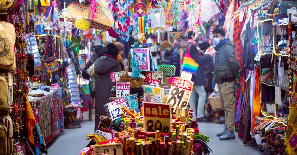 10 Essential Shopping Tips to Score the Hottest Deals